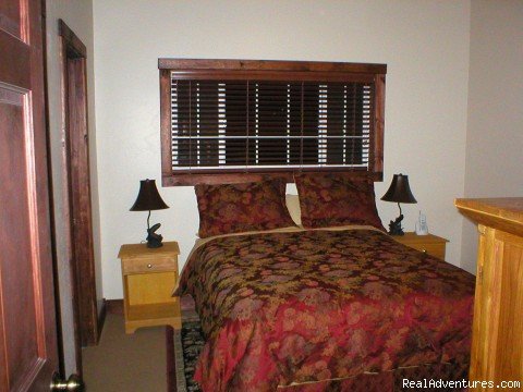 Bedroom - Harris Cove Lodge | 4-Season Family Vacation Homes - LAKESIDE | Image #3/26 | 