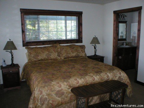 Harris Cove Lodge Master Bedroom | 4-Season Family Vacation Homes - LAKESIDE | Image #4/26 | 