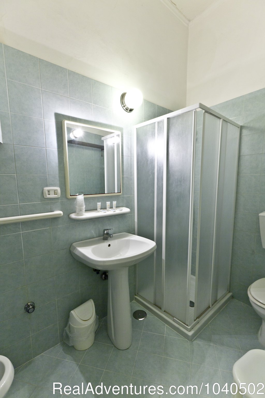 Bathroom | Excellent sleeping before visiting Capri an Ischia | Image #2/13 | 