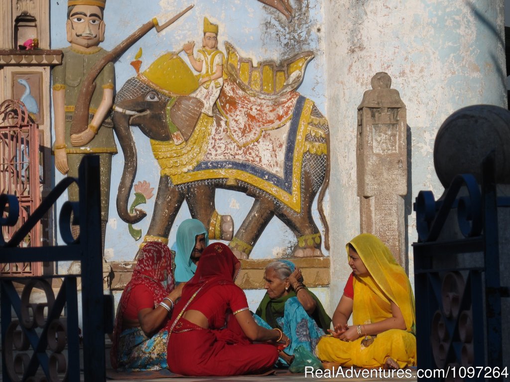 Indian women chatting | Horsebacksafaris on Marwari Horses in Rajasthan | Image #20/26 | 