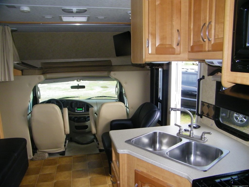 2012 Class RV and Travel Trailers Rentals | Image #3/13 | 