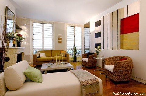 Designer Furnishings | Stunning Vacation Apartment in Paris | Image #2/14 | 