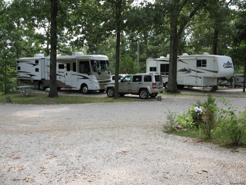 Open All Year 76 Full Hookups water-sewer-30/50amp, WiFi, CATV, Laundry, Propane, Food & Car rental delivery Daily-Weekly-Extended stay, 20% discount, room for slide-outs and tows. Located between Branson MO and Nashville TN.