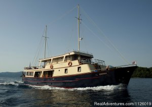 Croatia island cruising on yacht Leonardo