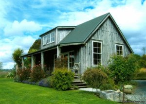 Romantic NZ country cottage: 5-Star B&B  Waitomo