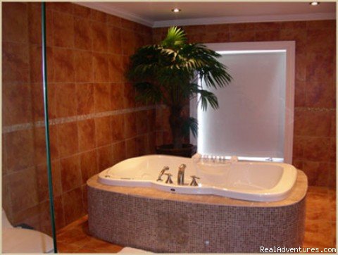 Bathroom | Exotic Vacation in the heart of Montreal | Image #3/3 | 