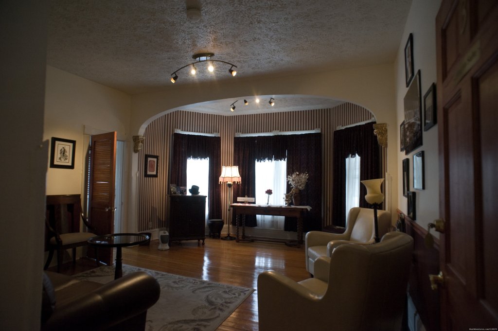 Sitting Room Ellington Suite | A Jewel of Comfort & Hospitality - Magnolia House | Image #2/16 | 