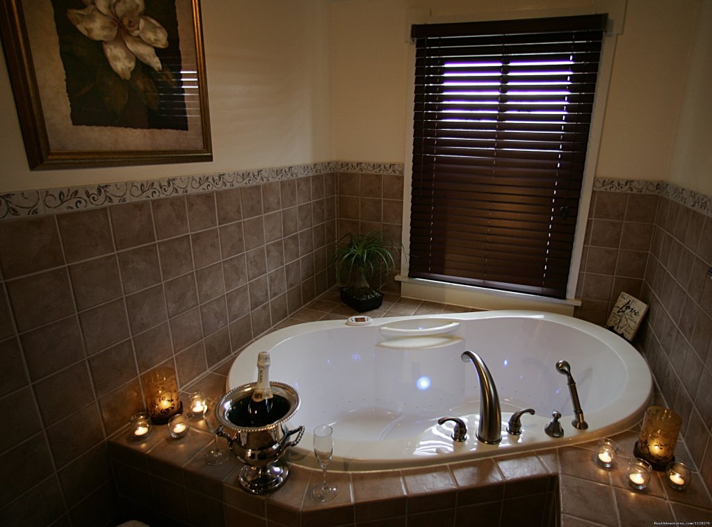 Spa Tub & Ellington Suite | A Jewel of Comfort & Hospitality - Magnolia House | Image #6/16 | 