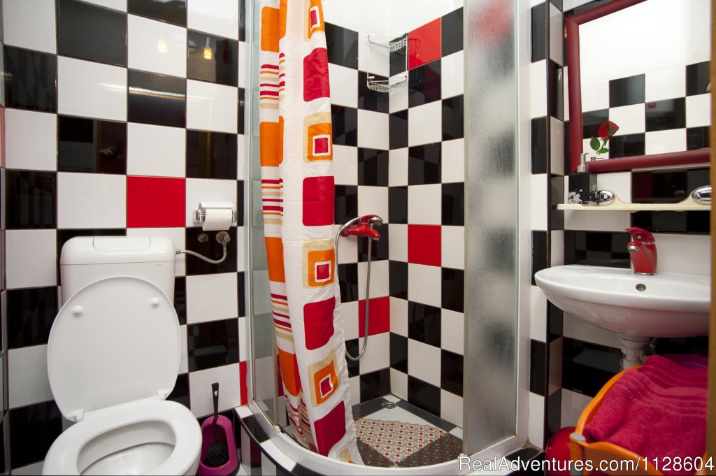 Red Apartment - Bathroom | Rooms Meri | Image #21/22 | 