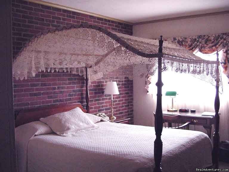 Canopy Bed | New England Seacoast Getaway | Image #3/10 | 