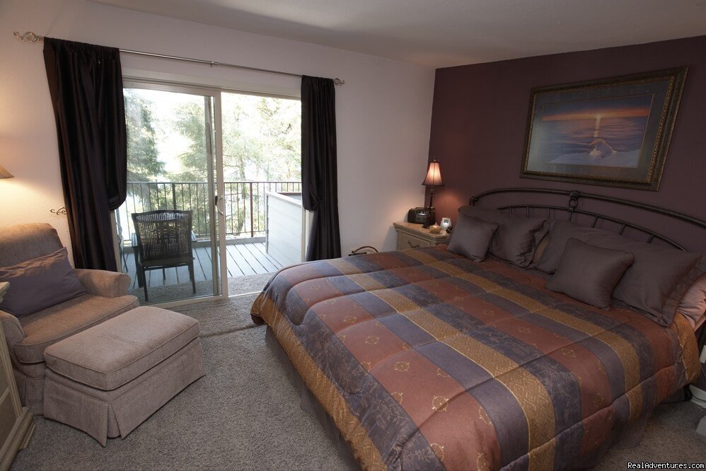 The Ravens Haven Bedroom | Ketchikan's Finest Waterfront Vacation Rentals | Image #4/11 | 