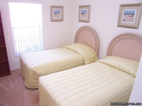LARGE TWIN BEDROOM 4