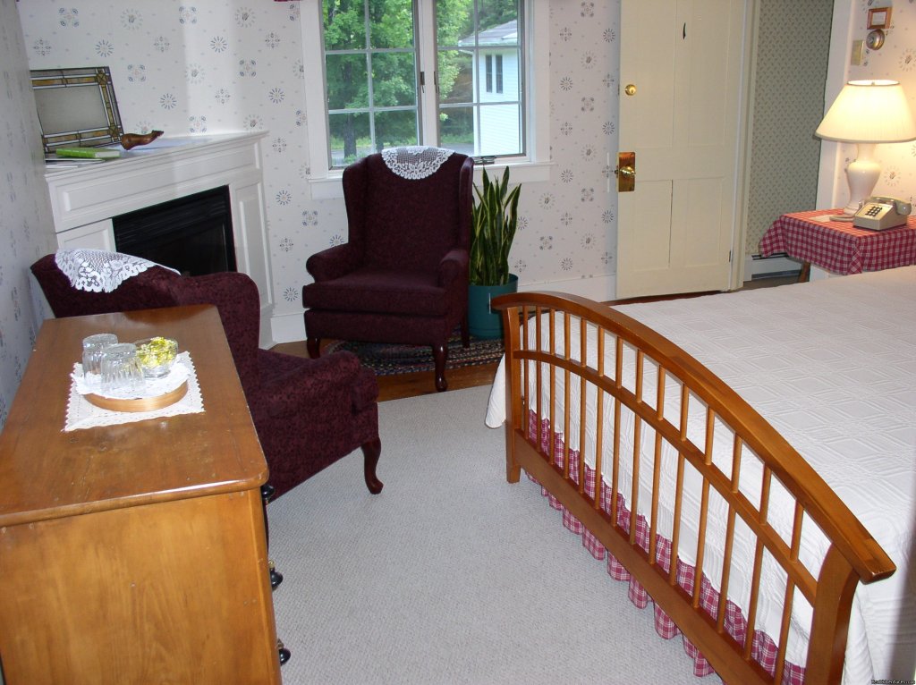 Deluxe Plus Room 1 | Buttonwood Inn on Mount Surprise | Image #4/5 | 