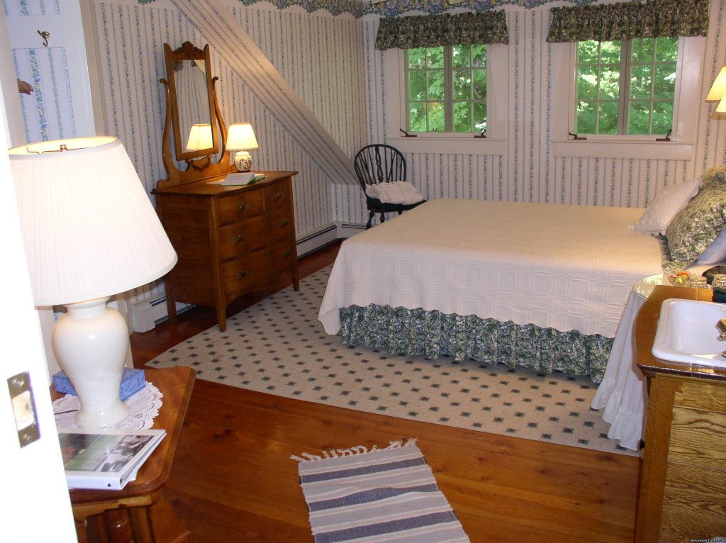 Traditional Room 4 | Buttonwood Inn on Mount Surprise | Image #5/5 | 