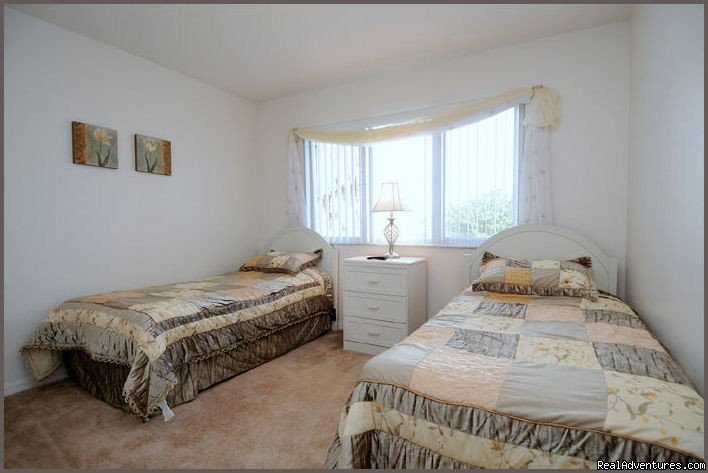 Twin Bedroom | Stunning Lakeside Villa, 4 Miles to Disney | Image #10/12 | 