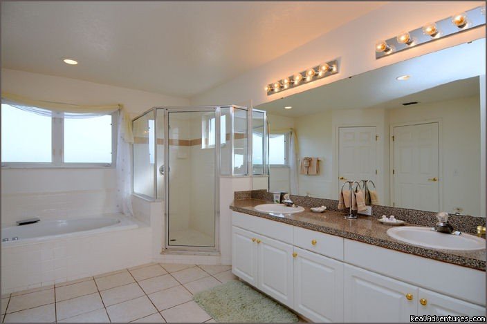 En Suite Bathroom | Stunning Lakeside Villa, 4 Miles to Disney | Image #12/12 | 