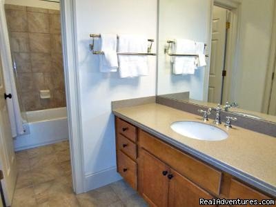 Upstairs Bathroom | Image #8/15 | Mountain Vista Home Rental in Big Canoe Resort