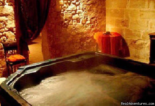 Hot Tub | Chez Emilion | Image #4/9 | 