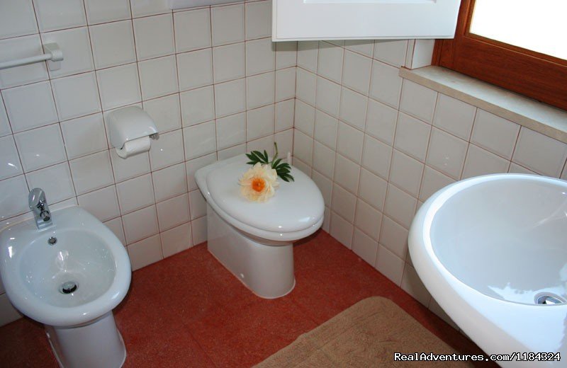 loft's bathroom | La Frescura agriturismo, to find Sicily | Image #9/12 | 