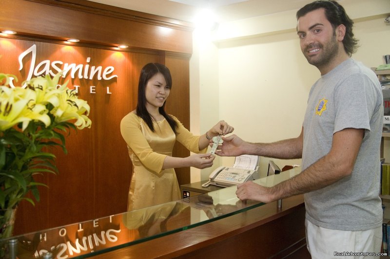 Receptionist and a guest at Jasmine Garden Hotel | Jasmine Garden Hotel-Hanoi Old Quarter | Image #5/23 | 