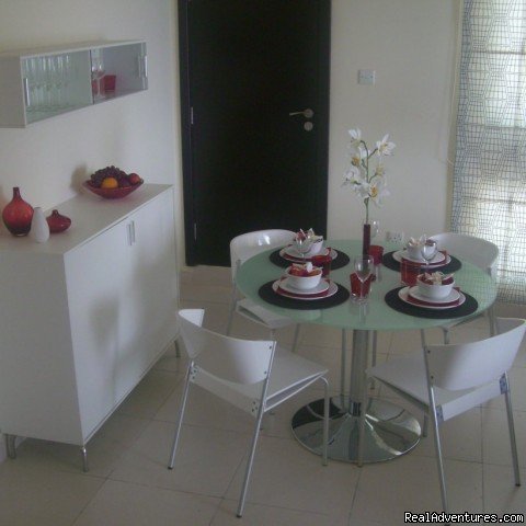 Dining area seats four | Corner 1-bed apartment sea/Marina view in Dubai | Image #5/14 | 