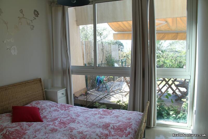 Master Bedroom | Luxury Garden Apartment in Neot Golf Caesarea | Image #8/11 | 