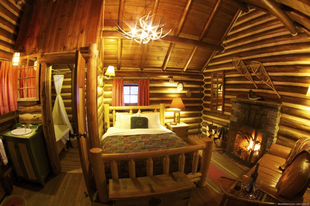 Log Cabin Interior | Storm Mountain Lodge and Cabins | Image #3/10 | 
