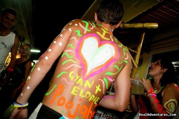 Body painting contest | Dancing Elephant Hostel, Full Moon Party Haadrin | Haadrin village, Thailand | Youth Hostels | Image #1/16 | 