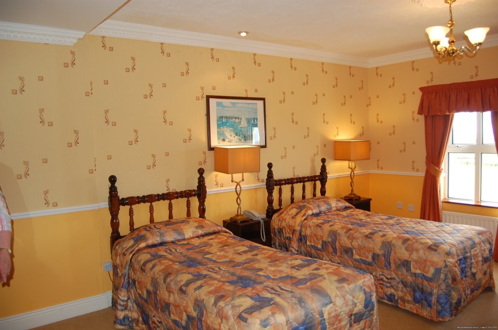 Twin room with View of the Ocean and Cliffs of Moher | Aran View House Hotel & Restaurant | Image #6/11 | 