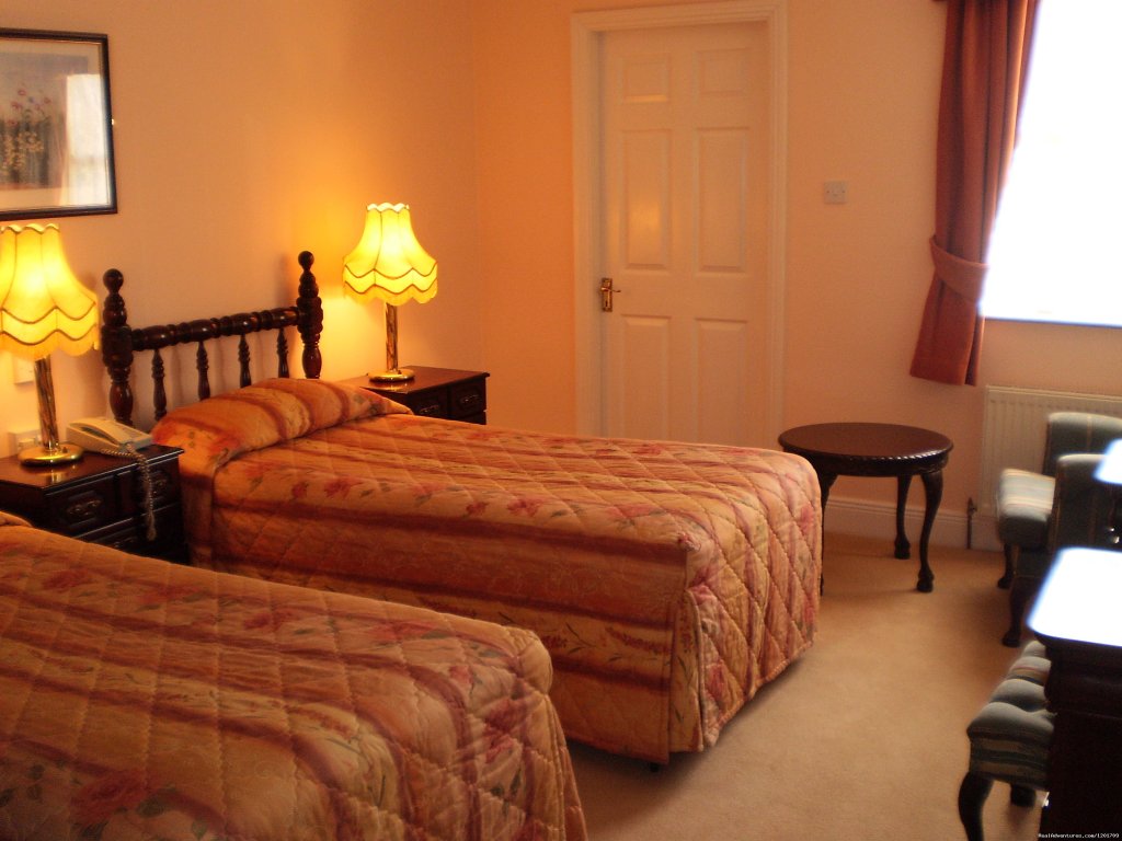 Twin room with a view to the Court Yard | Aran View House Hotel & Restaurant | Image #8/11 | 
