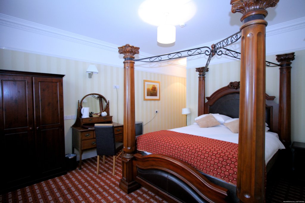 Four Poster Bedroom | Castle Hotel | Image #4/9 | 