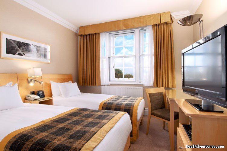 Twin Deluxe Room | Hilton London Hyde Park | Image #8/12 | 