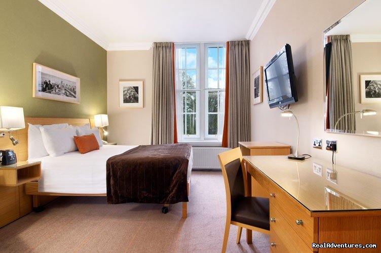 Double Deluxe Guest Room | Hilton London Hyde Park | Image #6/12 | 