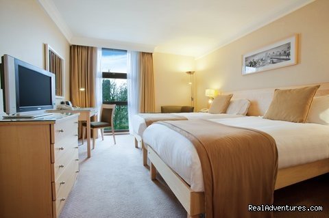 Twin Hilton guestroom | Hilton London Kensington | Image #7/7 | 