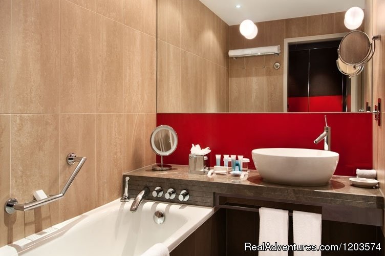 Bathroom | Hilton London Tower Bridge | Image #2/7 | 