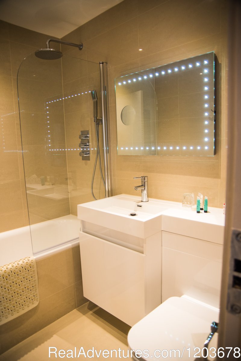 Executive bathroom | London Lodge Town House Hotel | Image #6/10 | 