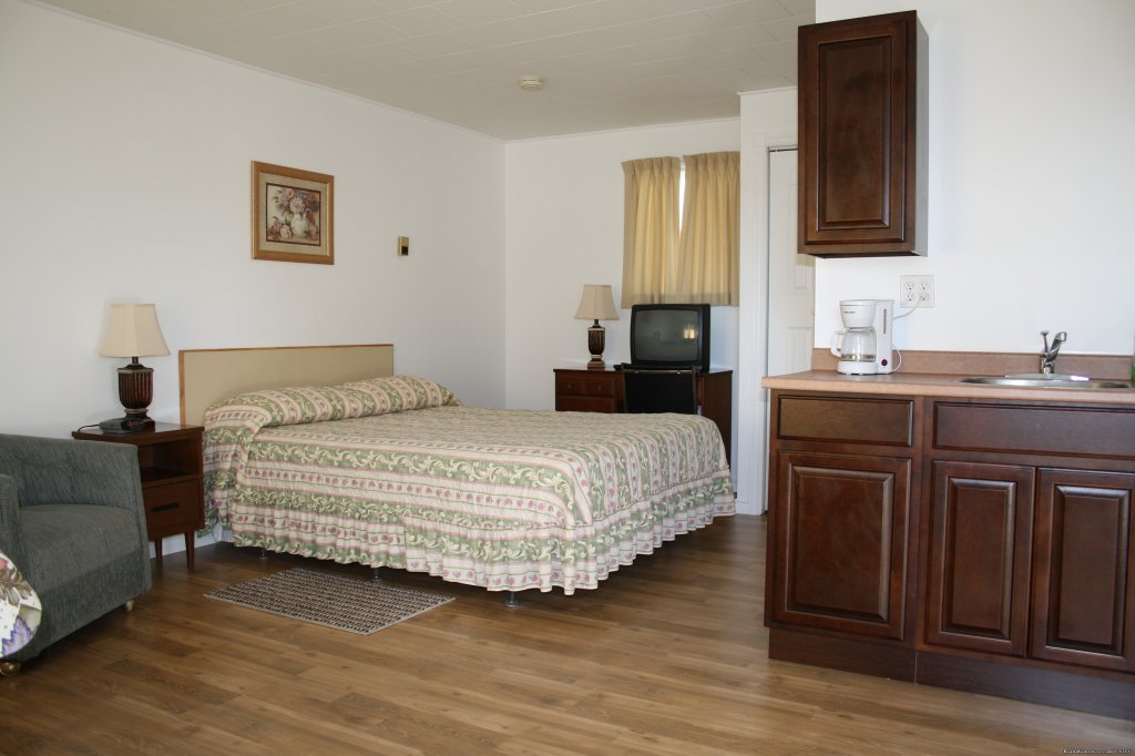 Housekeeping Unit with 1 Queen Bed | Carleton Motel Ltd. | Image #3/3 | 
