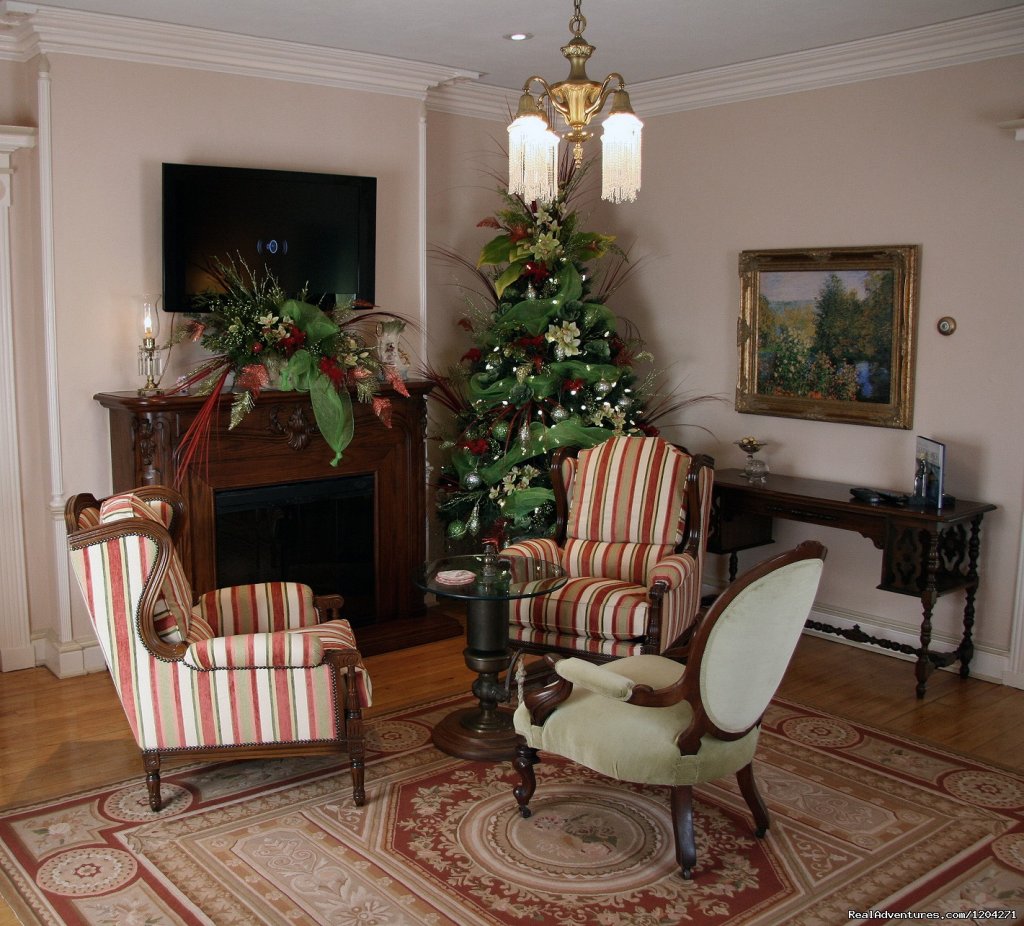 Parlor Christmas Decoration | Mariner King Inn | Image #7/25 | 