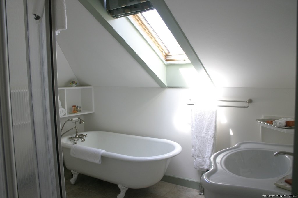 Executive Suite's Bathroom | Mariner King Inn | Image #17/25 | 