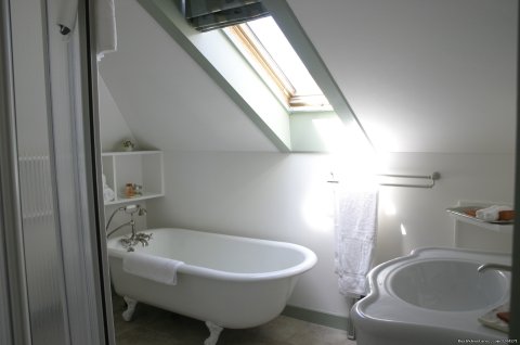 Executive Suite's Bathroom | Image #17/25 | Mariner King Inn