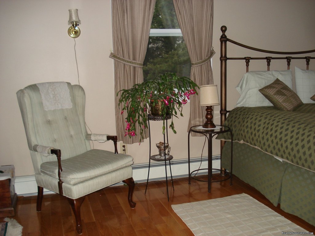 Fergus Room | Tulips and Thistle Bed & Breakfast | Image #3/6 | 