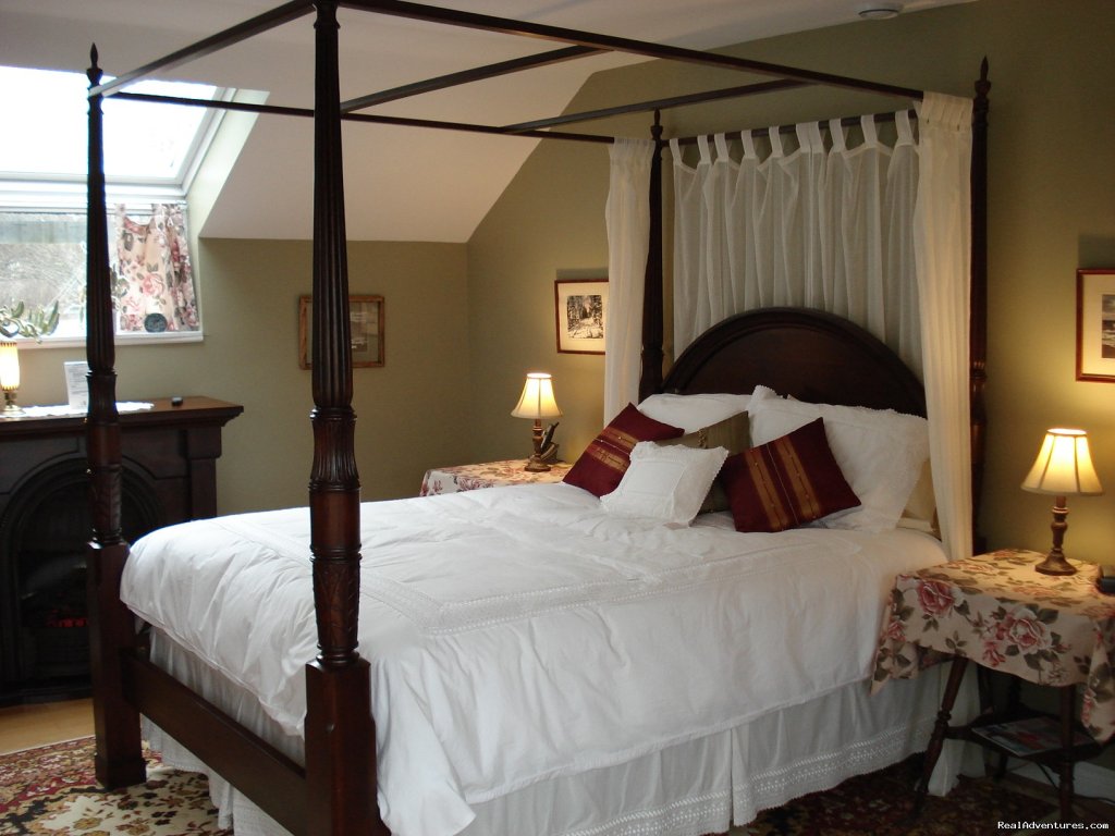 Master Suite | Tulips and Thistle Bed & Breakfast | Image #4/6 | 