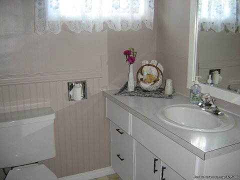 Backroads B & B, Guest House Bathroom | Image #8/11 | Guest House At Backroads Bed & Breakfast