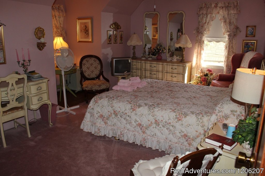 Queen bedded room-$55 a night | Cedars Guest House | Marinette, Wisconsin  | Bed & Breakfasts | Image #1/3 | 