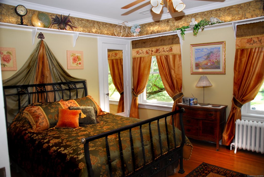 Emerald Rose room | Inn on Crescent Lake | Image #18/18 | 