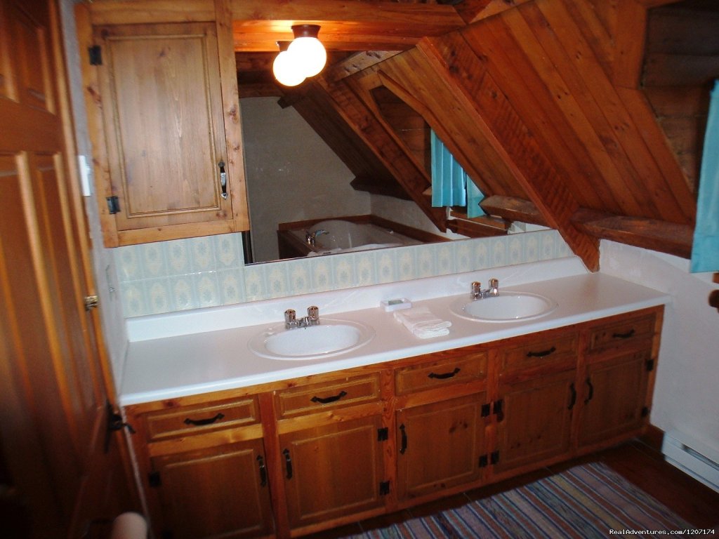 Double Jacuzzi in 1 of the bathrooms. | Large Country Homes rental near Quebec City Canada | Image #11/13 | 