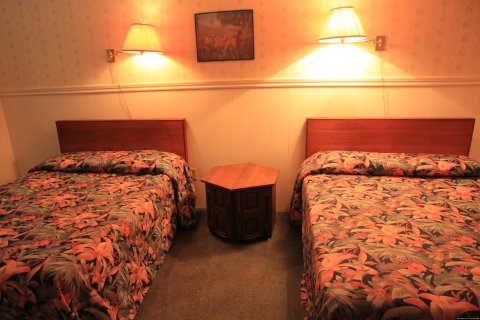 Room with Two Double Bed | Image #3/9 | Regent Motel