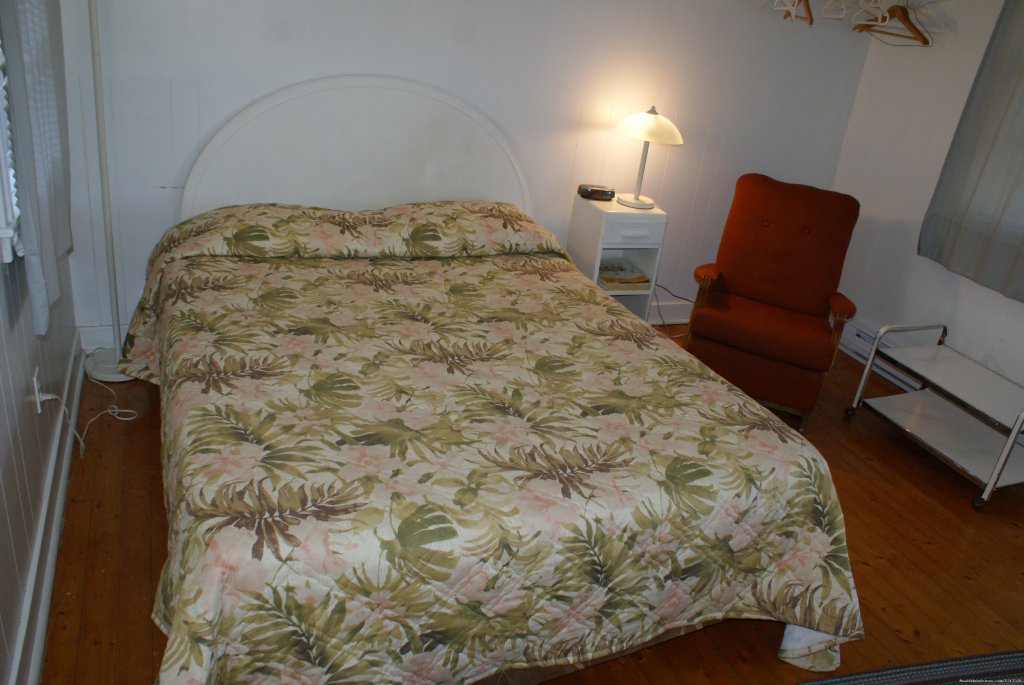 Room with Queen Bed | Regent Motel | Image #7/9 | 