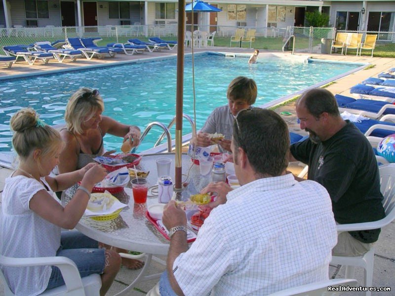 Poolside Dining | Rhumb Line Resort | Image #5/10 | 