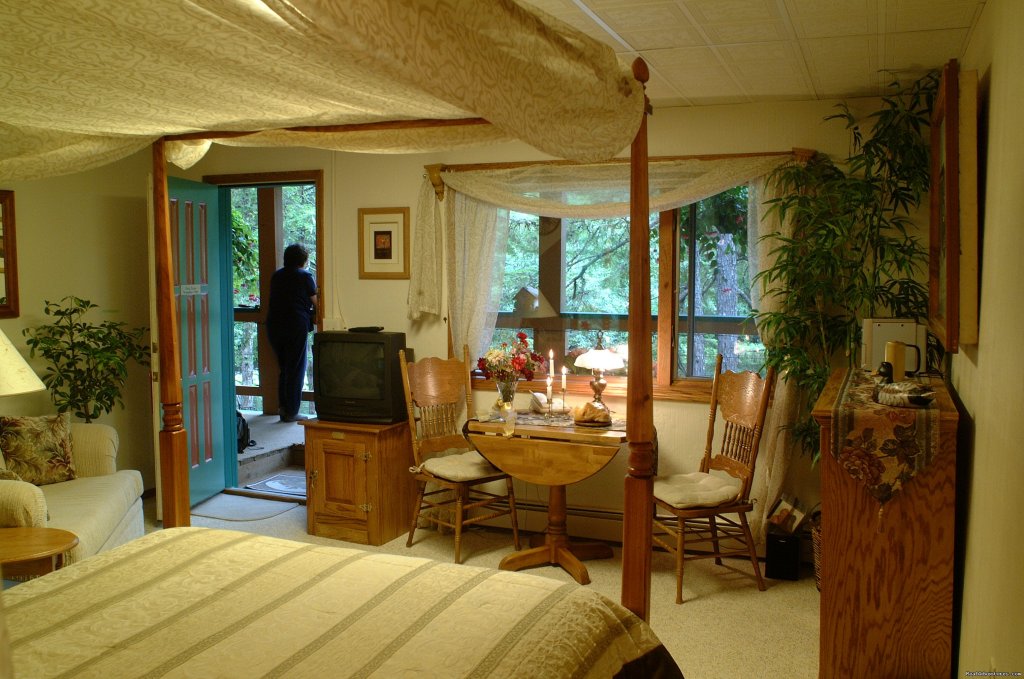Deluxe Room | Alaska's Pearson's Pond Luxury Inn & Adventure Spa | Image #3/11 | 